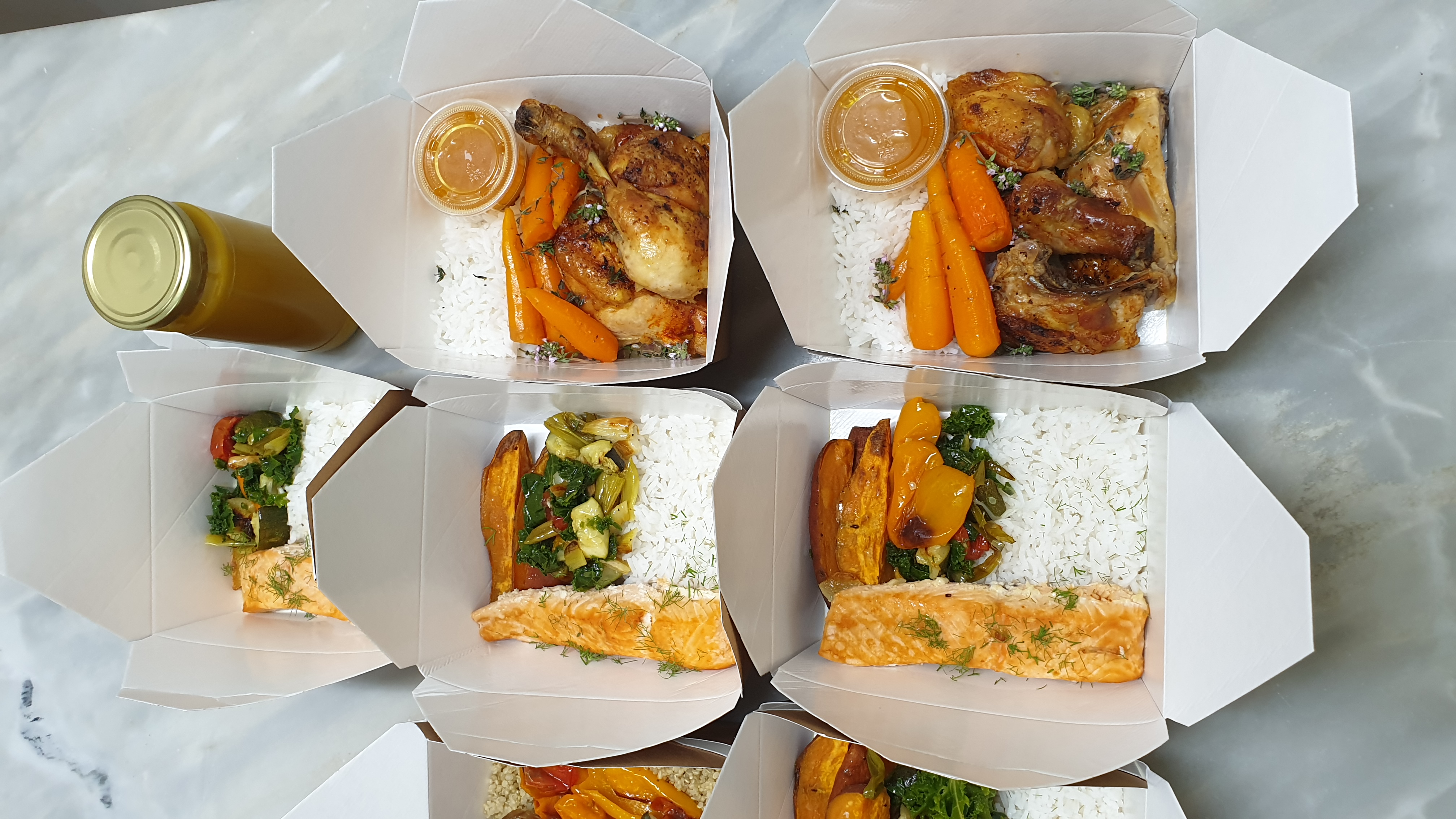 Várias refeições da Sabores Inteiros prontas para entrega