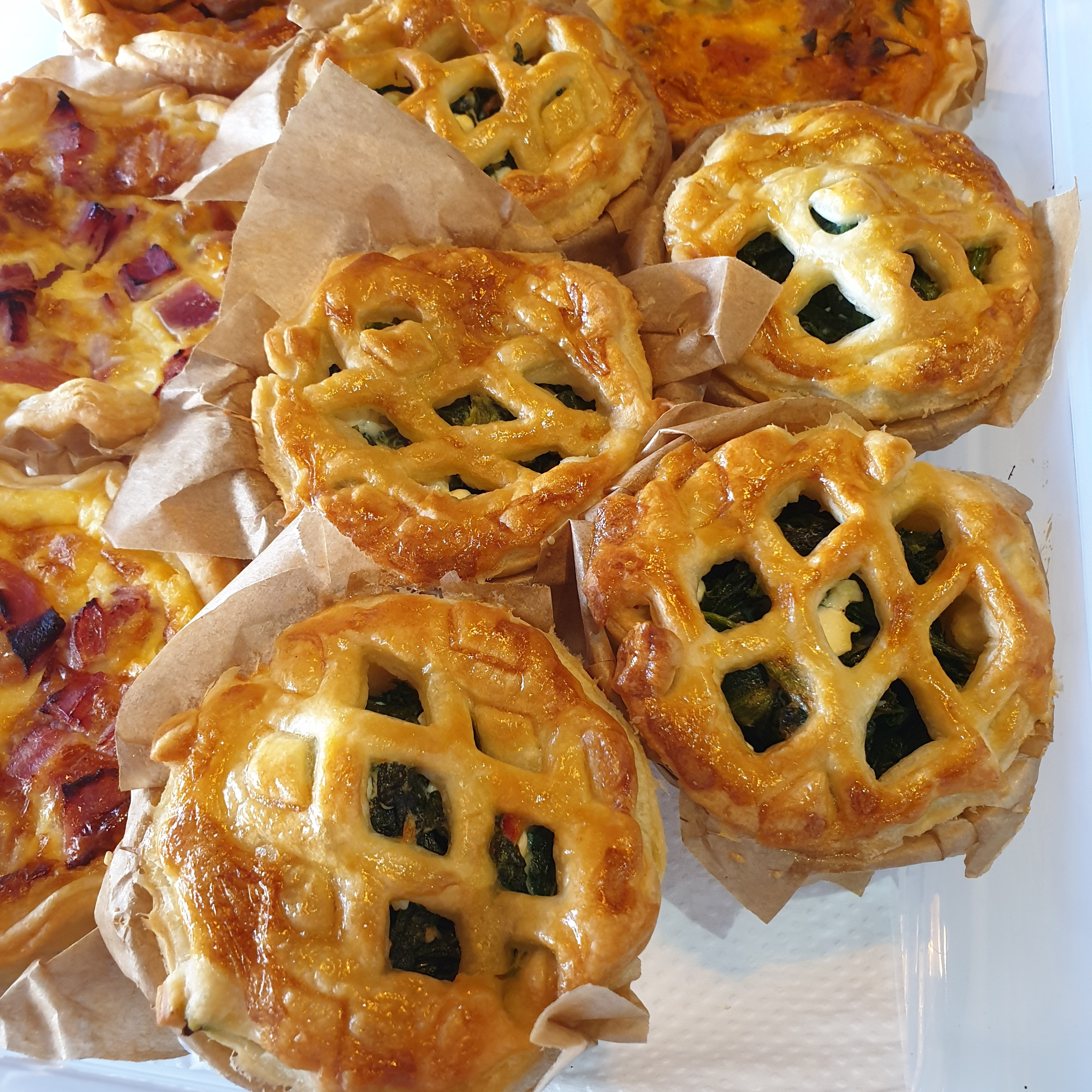 Seleção de mini tartes salgadas douradas