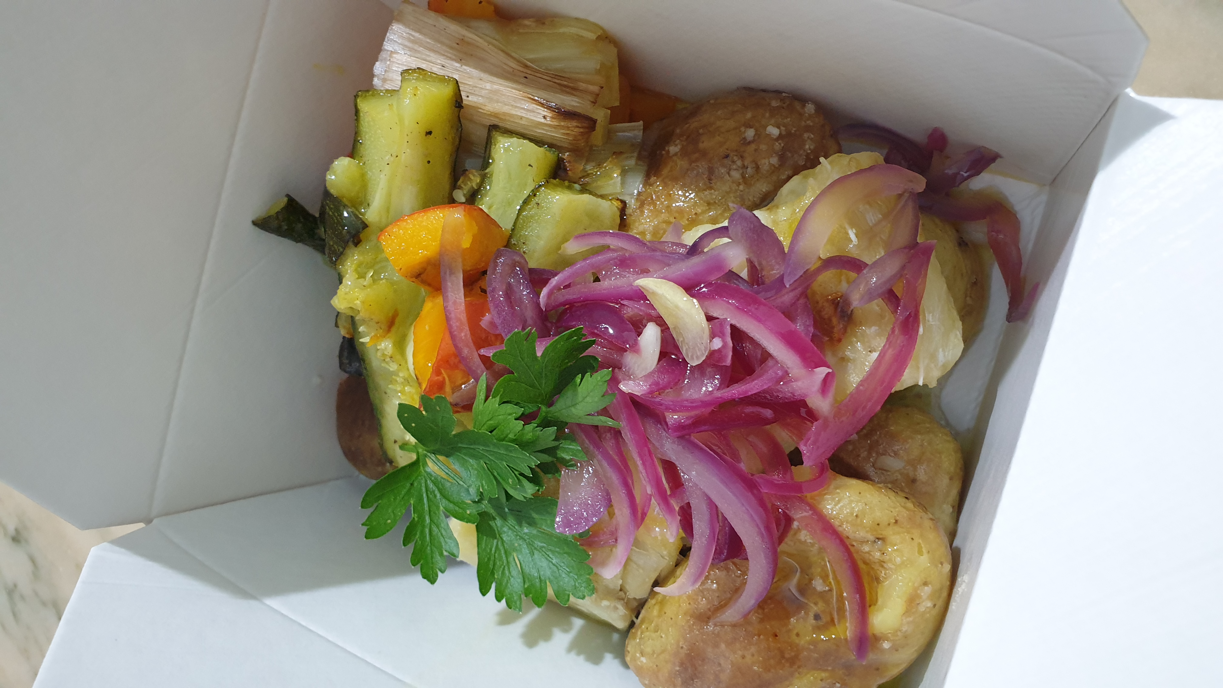 Refeição com legumes assados e batata preparada pela Sabores Inteiros